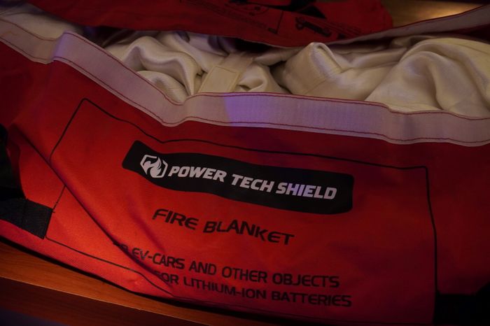 Power Tech Shield, selimut anti api khusus khusus dengan military spec. Mampu menahan api hingga 1.600&deg;C