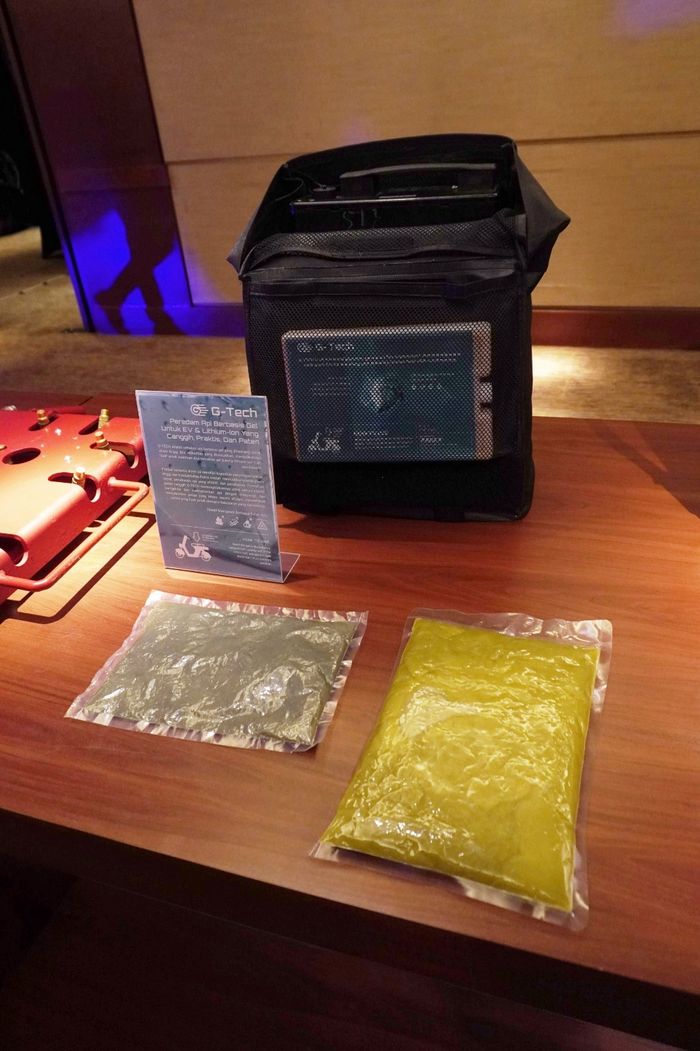 G-TECH, cairan kental menyerupai gel  yang dapat memadamkan api dari baterai EV yang terbakar