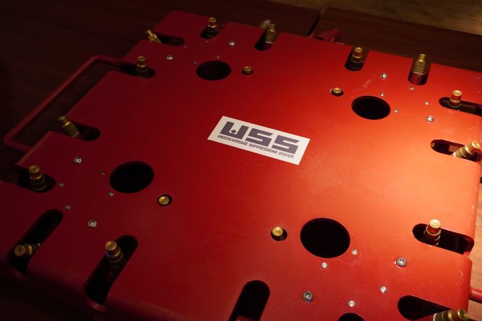 Undercarriage Suppression System (USS), perangkat pemadam api portabel yang dirancang khusus untuk mengatasi kebakaran pada mobil listrik