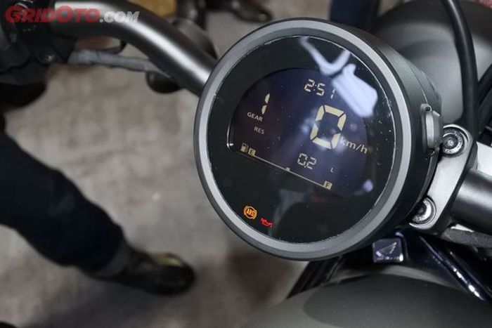 panel instrumen digitalnya simpel dan mudah dibaca
