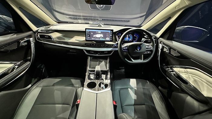 Kesan mewah juga ditampilkan melalui aksen dark wood dan piano black, serta jok kulit dengan penyetelan 6 arah