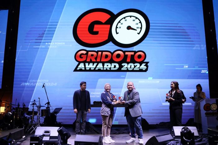 Erica Puspasari, Manager Branding &amp; Promotion PT Yamaha Indonesia Motor Manufacturing (YIMM) menerima penghargaan GridOto Award 2024