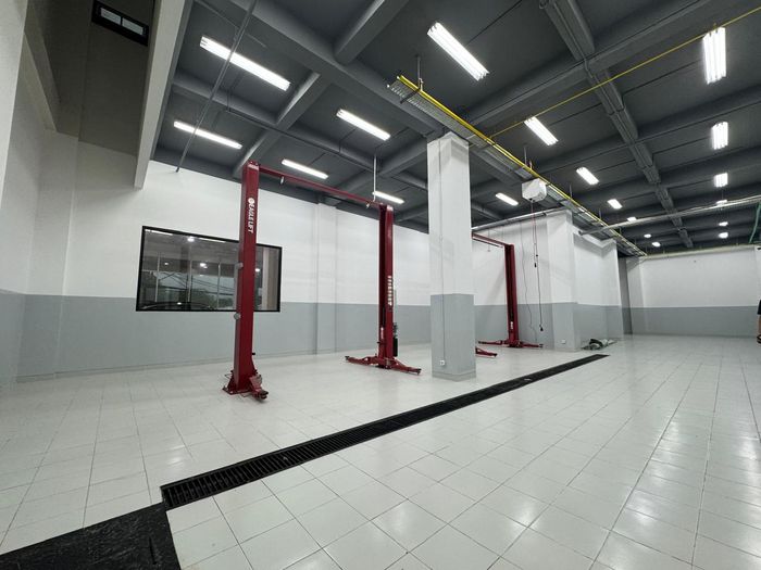 Workshop sudah dilengkapi dengan lift mobil