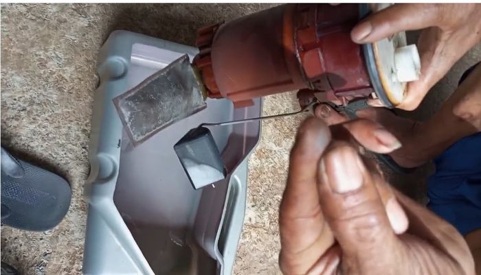 Filter bensin Toyota Alphard yang tersumbat kotoran