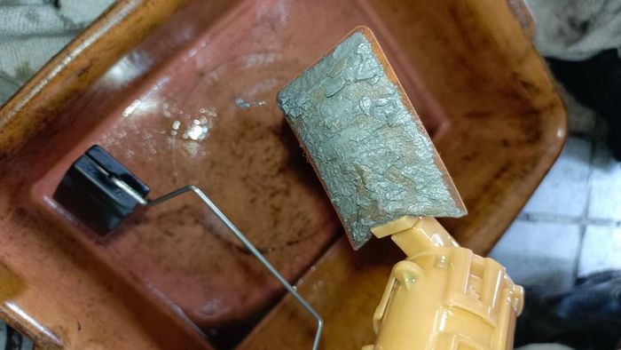 Filter bensin dengan endapan abu-abu yang dibongkar mekanik bengkel resmi Toyota di Jakarta