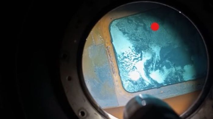 Kondisi tangki Toyota Alphard saat dibongkar oleh bengkel SAS Body Work