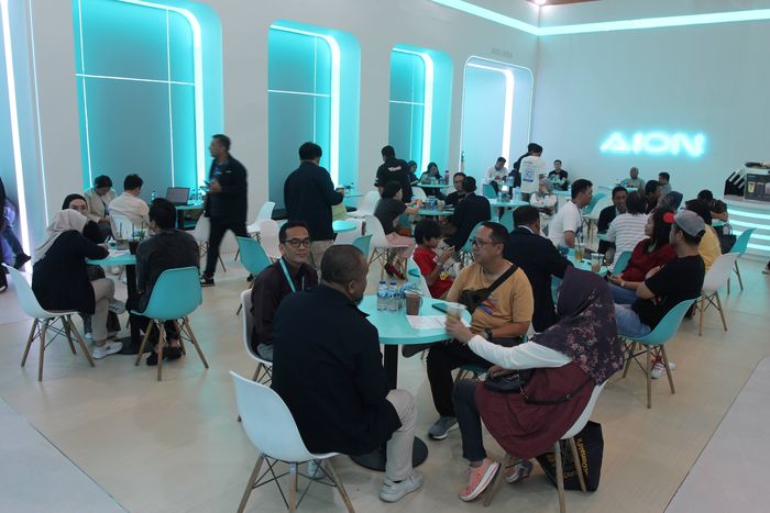 Suasana di ruang dealing SPK di booth AION Indonesia dalam gelaran GJAW 2024 kamarin