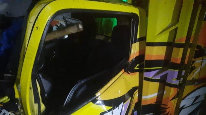 Bambu yang menembus kaca hingga mengenai kursi sopir