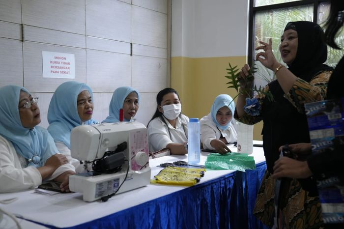 Para istri pengemudi Bluebird di Surabaya mendapatkan edukasi mengenai pengelolaan limbah plastik dalam program pelatihan upcycling plastik bersama Kertabumi, bagian dari Rekosistem sebagai wujud kolaborasi inisiatif keberlanjutan Bluebird 