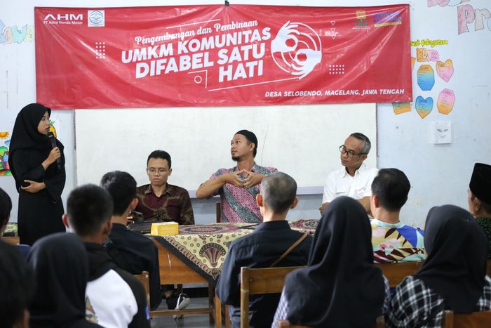 General Manager Corporate Communiation AHM Ahmad Muhibbuddin (Kanan) bersama Ketua LPPM UIN Sunan Kalijaga Yogyakarta Dr. Abdul Qoyum, S.E.I., M.Sc.Fin. (Kiri) dan Pendiri Komunitas Difabel Selobendo M. Beni Sasongko (tengah) berdiskusi dengan para peserta (UMKM) Komunitas Difabel Satu Hati yang digelar di Padukuhan Selobendo, Magelang, Jawa Tengah (1/12).