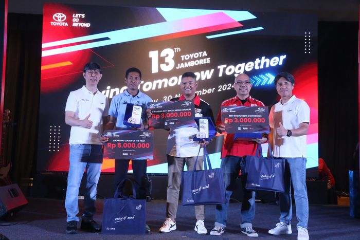 Tiga orang yang mendapat apresiasi dan penghargaan dari Toyota dalam gelaran jambore ke-13 Toyota Owners Club
