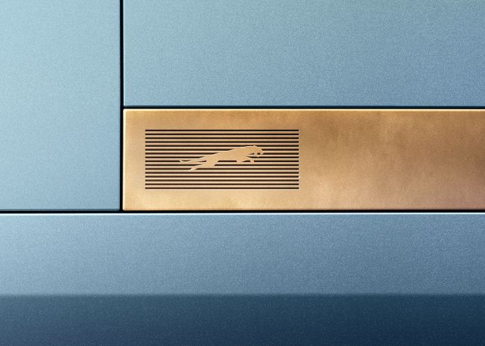 Aksen emblem Leaper baru Jaguar dipahat di bongkahan kuningan.