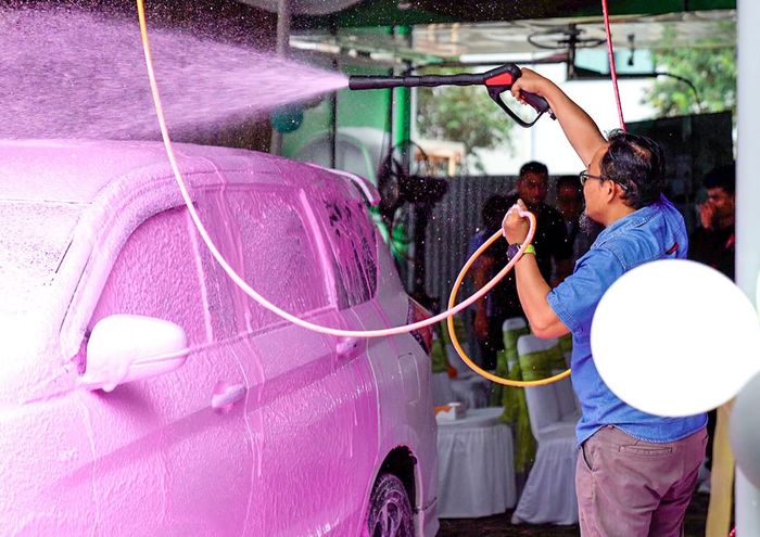 Konsumen mencuci kendaraan sendiri di GT Wash Self Service
