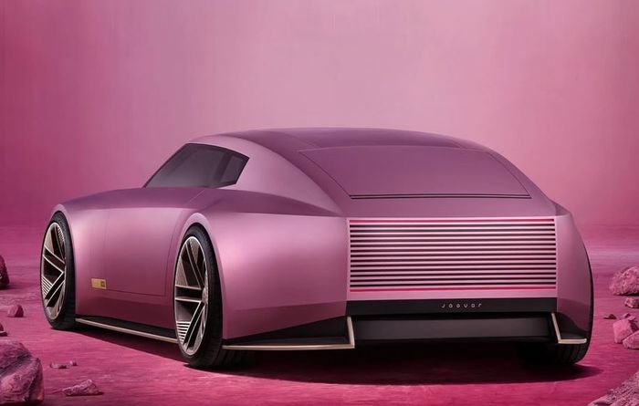 bagian belakang Jaguar Type 00 tampak seperti radiator