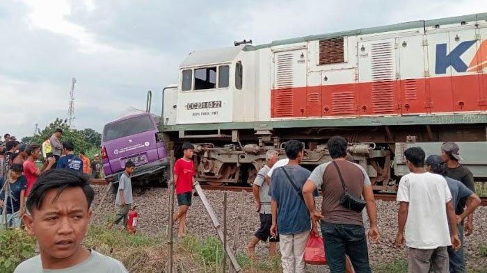 Kereta Api (KA) 233 Matarmaja relasi Malang-Pasar Senen Jakarta seret ambulans RSUD Gambiran kota Kediri Jawa Timur hingga sopir tewas