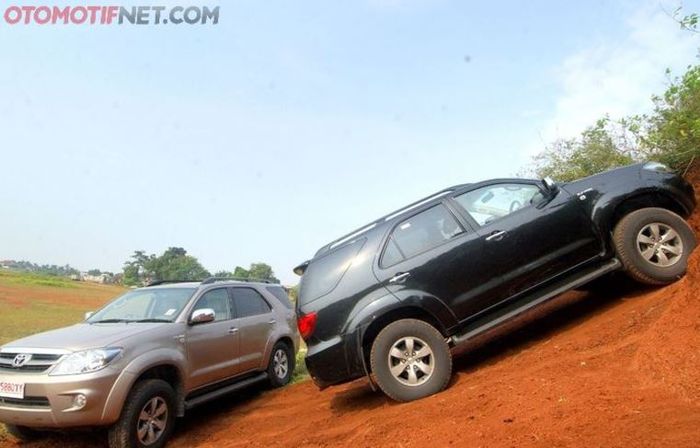 Toyota Fortuner 2005 punya tampang macho dan cocok untuk off-road