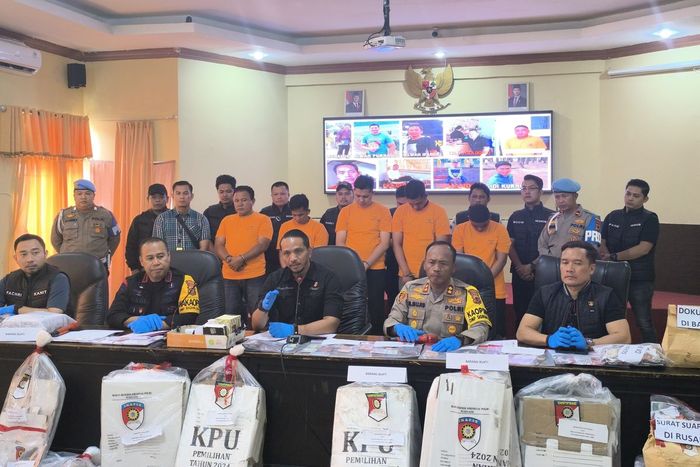 Konferensi Pers penangkapan para pelaku pembakaran kota suara pilkada 2024 di kota Sungai Penuh, Jambi