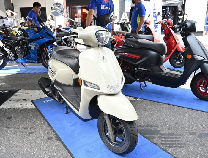 penampakan warna Carrara White