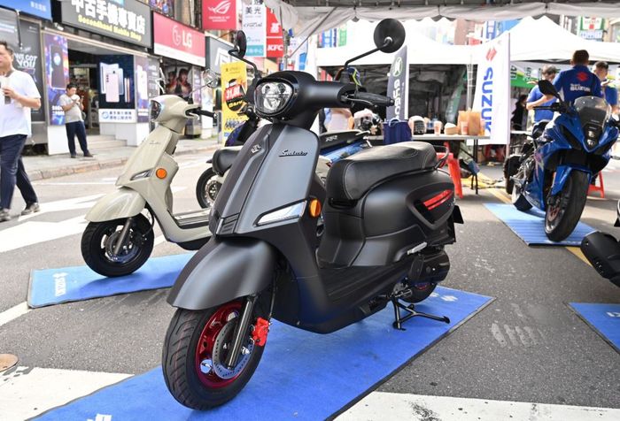 Suzuki Saluto 125 Vesuvian Black