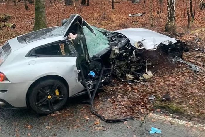 Kondisi Ferrari GTC4Lusso yang dikemudikan striker West Ham United usai kecelakaan tabrak pohon di Epping Forest, Essex, Inggris, (7/12/24).
