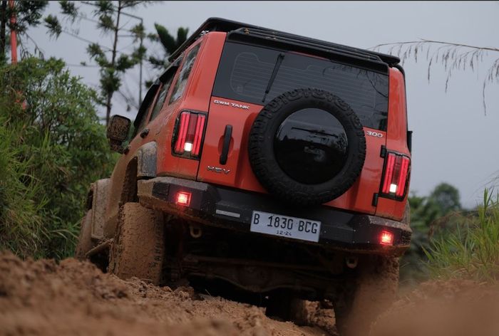 Tampak belakang GWM Tank 300 HEV Fury Edition