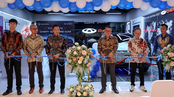 Ceremony gunting pita dalam peresmian Chery City Store Cibinong di dalam Cibinong City Mall Pakansari kabupaten Bogor, Jawa Barat