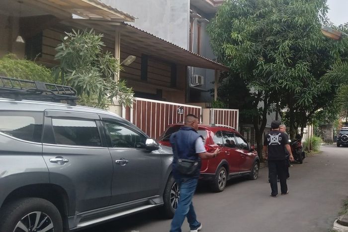 Sejumlah polisi mendatangi TKP penculikan ibu rumah tangga, Santi (43) di depan rumahnya sendiri saat baru turun dari Honda BR-V miliknya, kemudian diseret ke dalam Daihatsu Xenia