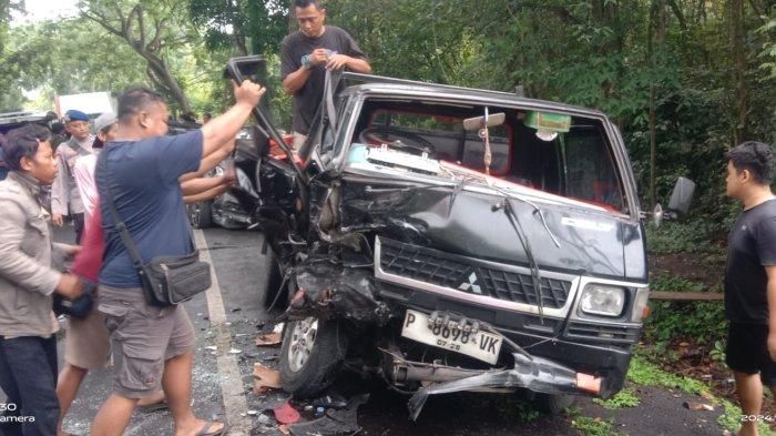 Mitsubishi L300 tabrak adu banteng dengan Daihatsu Sigra di jalur tengkorak, jalan raya Denpasar-Gilimanuk, Jembrana, Bali