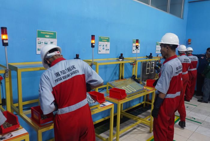 Siswa SMK PGRI 3 Malang praktik menggunakan alat manufaktur sumbangan Daihatsu