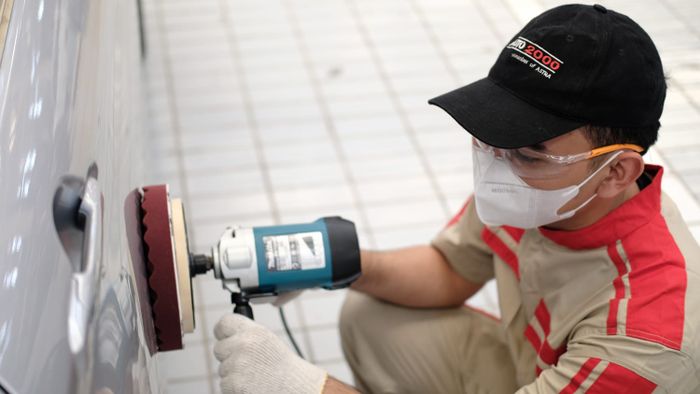 Teknisi Auto2000 melakukan perawatan bodi mobil