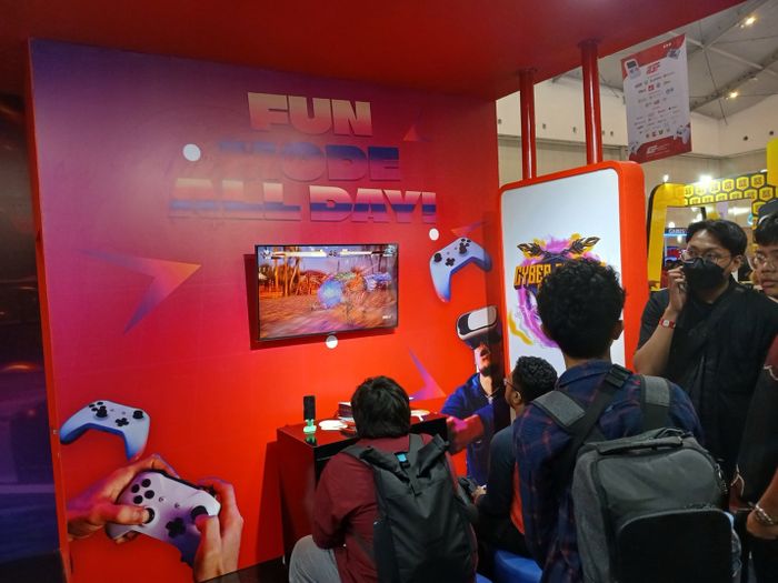 Pengunjung bermain game di booth AHM 