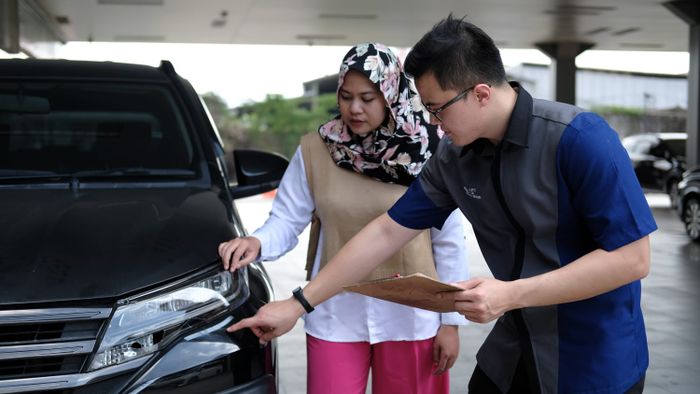 Inspeksi bodi mobil Toyota oleh tim Auto2000