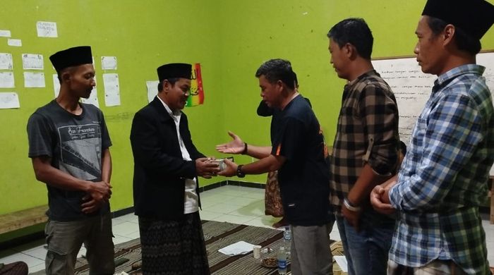 Pemberian donasi dari komunitas trabas ke perwakilan masjid