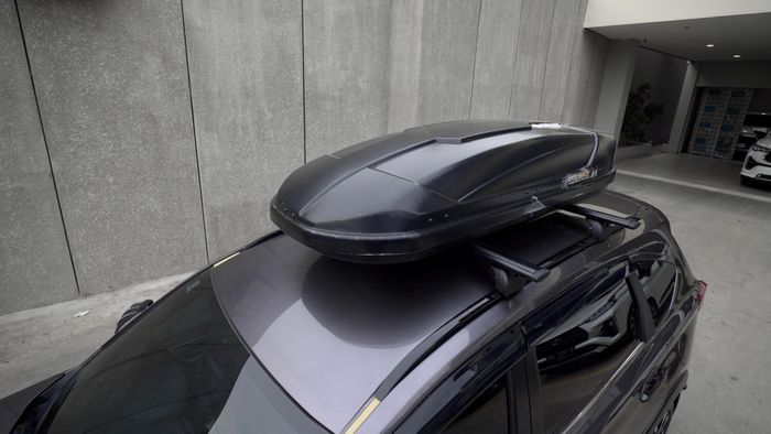 Roof box Otorack tipe Remarkable dengan kapasitas 450 liter harga Rp 6 jutaan.