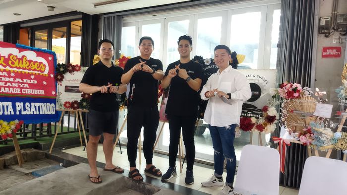 Ferry Leonard selaku punggawa XSignature Auto Garage Cibubur (kedua dari kanan) dan William Luston sang pemilik XSignature Auto Garage (kedua dari kiri) saat acara grand opening XSignature Auto Garage Cibubur 15/12/24)