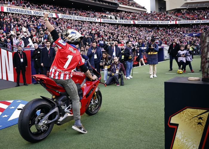 Jorge Martin rayakan gelar MotoGP 2024 bersama Atletico Madrid