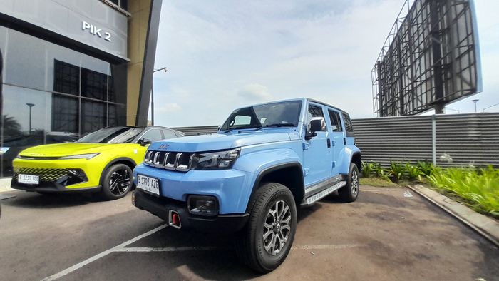 Berdiri diatas lahan seluas 400m2 showroom ini menyediakan berbagai fasilitas.