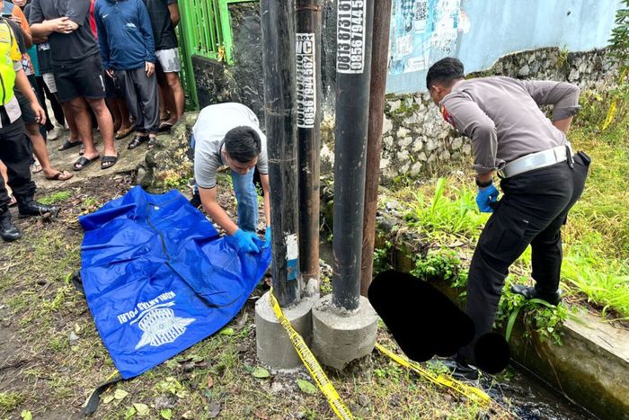 Evakuasi pejalan kaki yang tewas di dalam selokan usai ditabrak lari sopir bus menggunakan Suzuki Swift di Jl Kenari, kota Blitar