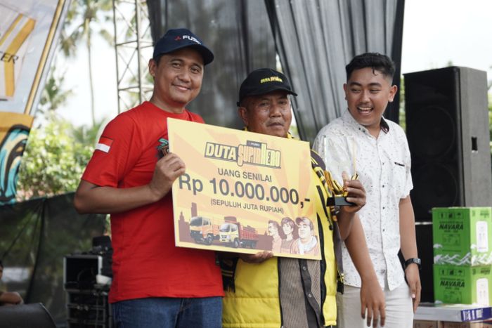 Toharjo saat dinobatkan menjadi Duta Supir Hero 2024.