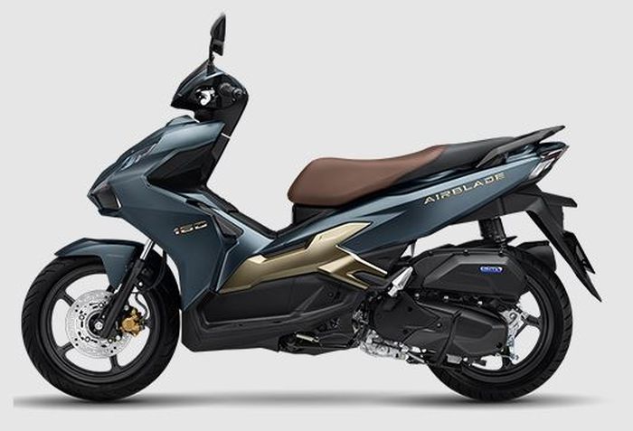 Honda Air Blade 160 Premium Version, bodinya sama-sama punya rangka tulang punggung dan pakai dual shockbreaker belakang