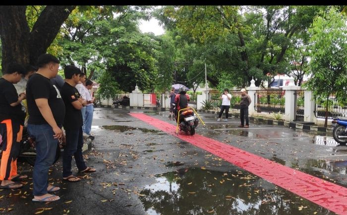 Praktik pengereman pakai motor yang tanpa ABS di jalan licin, langsung terlihat mudah tergelincir