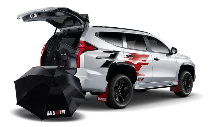 merchandise resmi Ralliart termasuk dalam paket pembelian