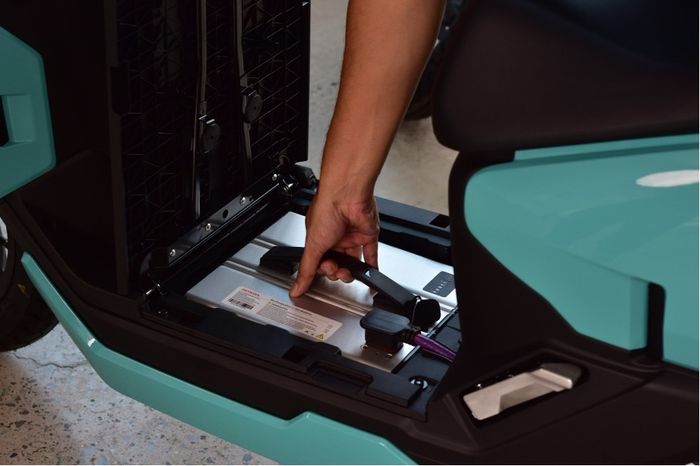 Tempat penyimpanan baterai pada Honda ICON e: