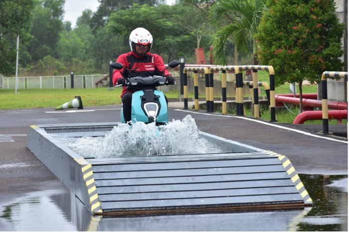 Uji ketahanan Honda ICON e: di jalanan berair