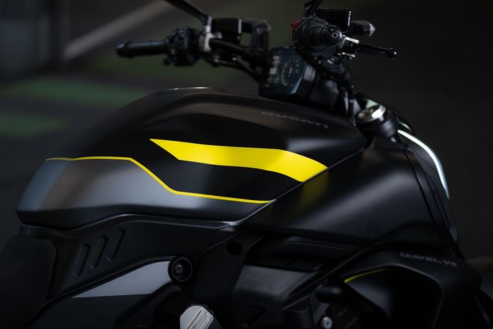 Aksen Warna Racing Yellow pada bagian tangki Ducat Diavel V4 Model Year 2025