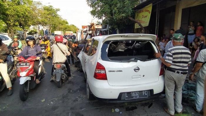 Kondisi Nissan Grand Livina yang tabrak 6 motor hingga luka satu keluarga di Jalan Raya Karang Poh I, Karangpoh, Tandes, Surabaya, Jawa Timur sekitar pukul 14.47 WIB, (19/12/24)