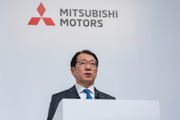Takao Kato, CEO Mitsubishi Motors, saat konferensi pers Nissan - Honda - Mitsubishi.