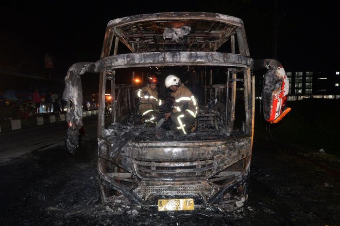 Bus pariwisata rombongan wisata religi terbakar habus di dekat perempatan Pakis, Delanggu, Klaten