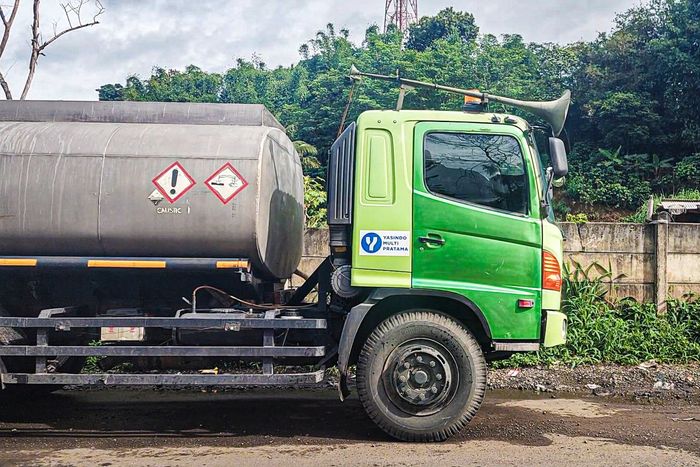 Truk tangki muatan soda api yang tumpah di jalan raya Padalarang-Purwakarta, kabupaten Bandung Barat hingga membuat ratusan kendaraan rusak dan melepuh