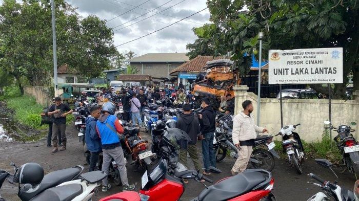 Ratusan pengendara mendatangi unit Laka Satlantas Polres Cimahi setelah jadi korban percikan soda api yang membasahi jalan di kabupaten Bandung Barat
